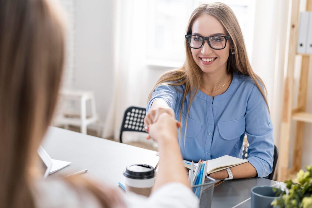 Mujer cerrando una entrevista de trabajo.