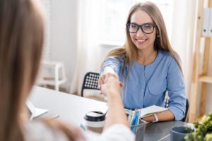 Mujer cerrando una entrevista de trabajo.