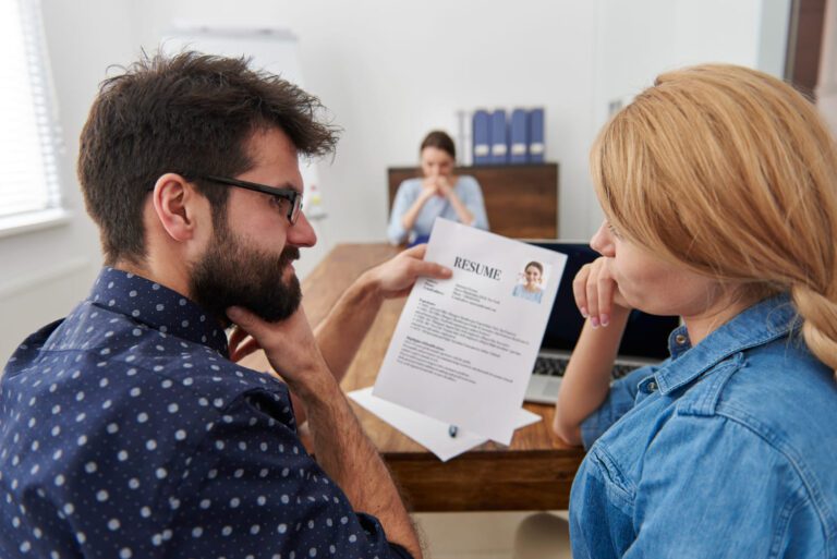 Dos personas evaluando cómo armar un CV.