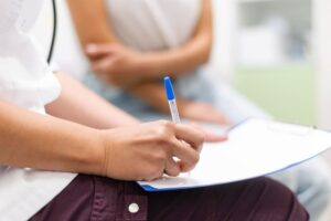 Mujer resolviendo una prueba para una entrevista laboral.