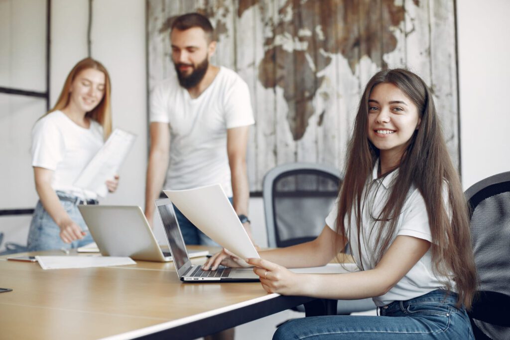 Jóvenes trabajando.