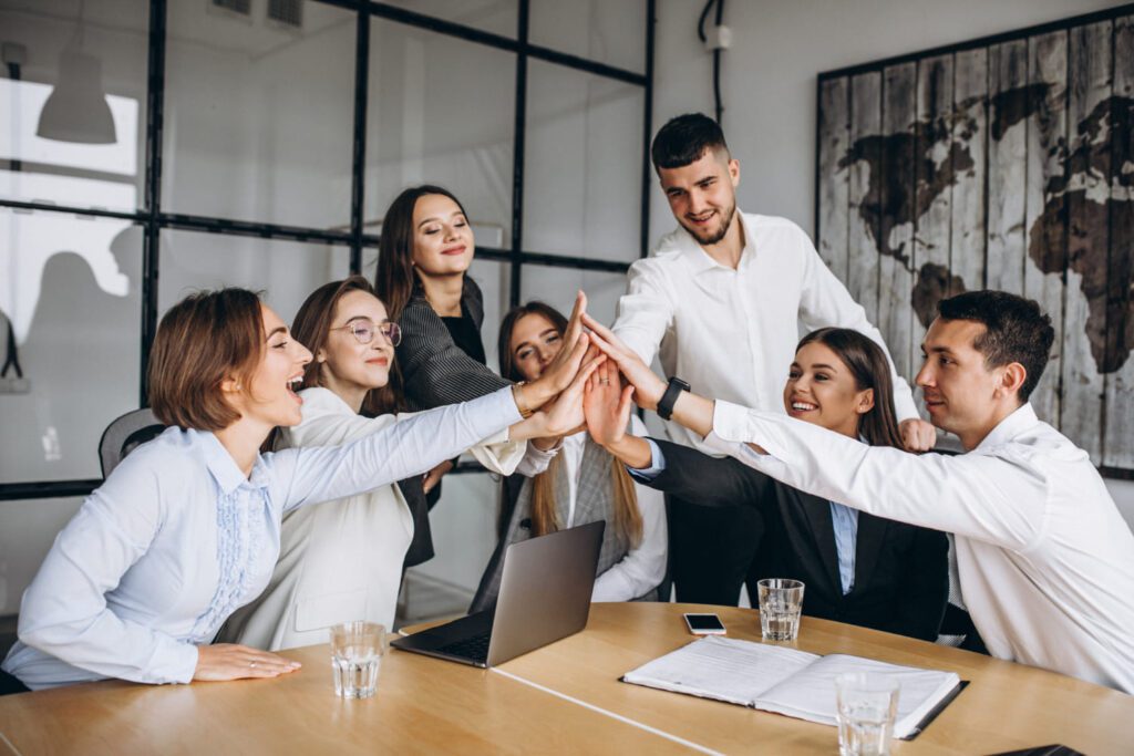 Trabajadores colaborando felices.