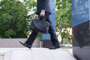 Hombre yendo a trabajar con su maletín.