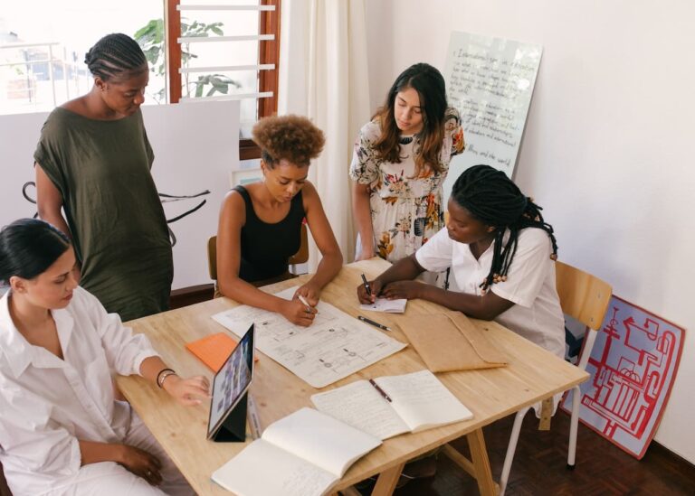 Personas trabajando con jornada reducida.