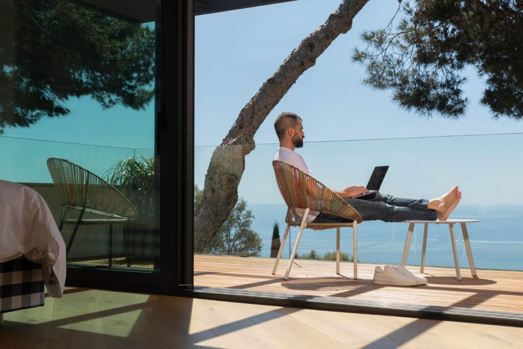 Empleado trabajando desde la playa.