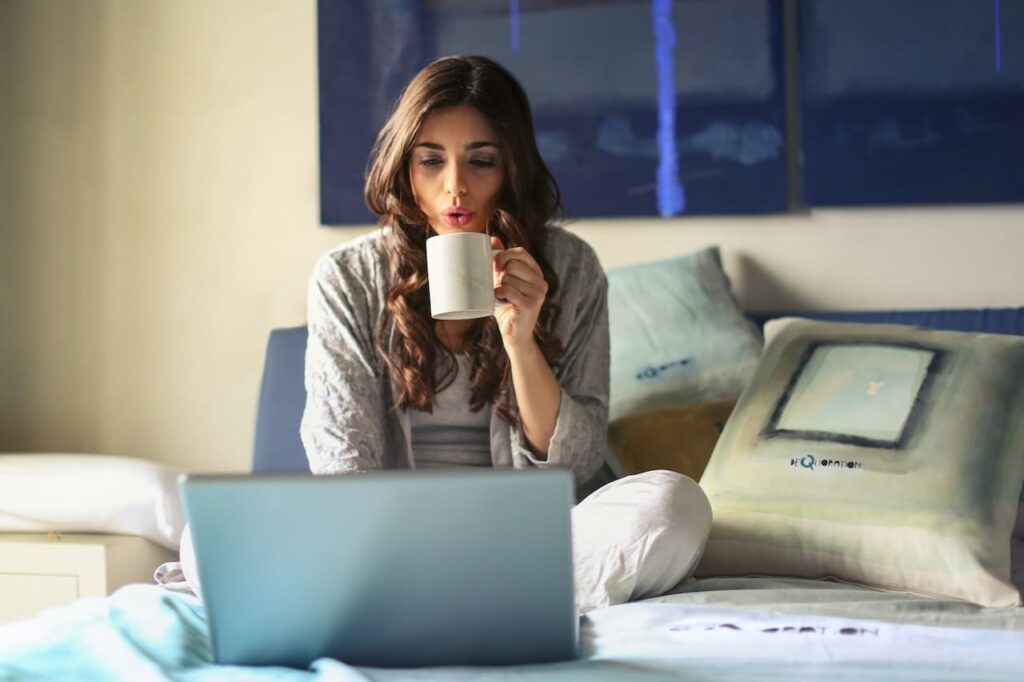 Mujer preparándose para su nuevo trabajo desde su casa.