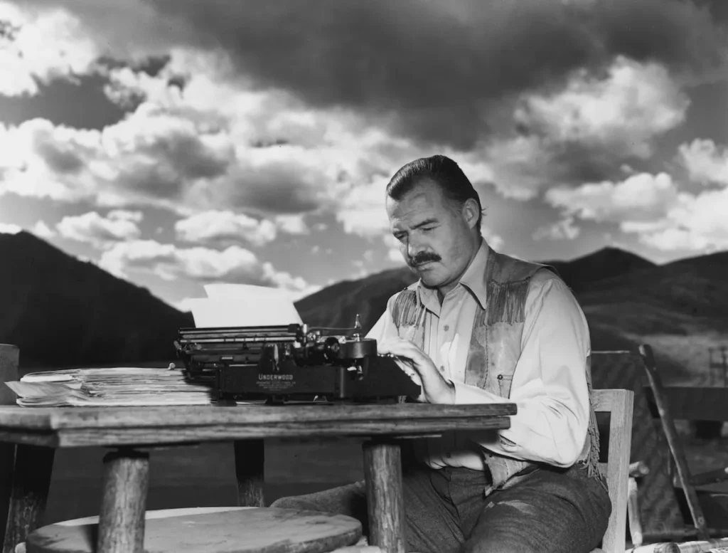 Ernest Hemingway trabajando